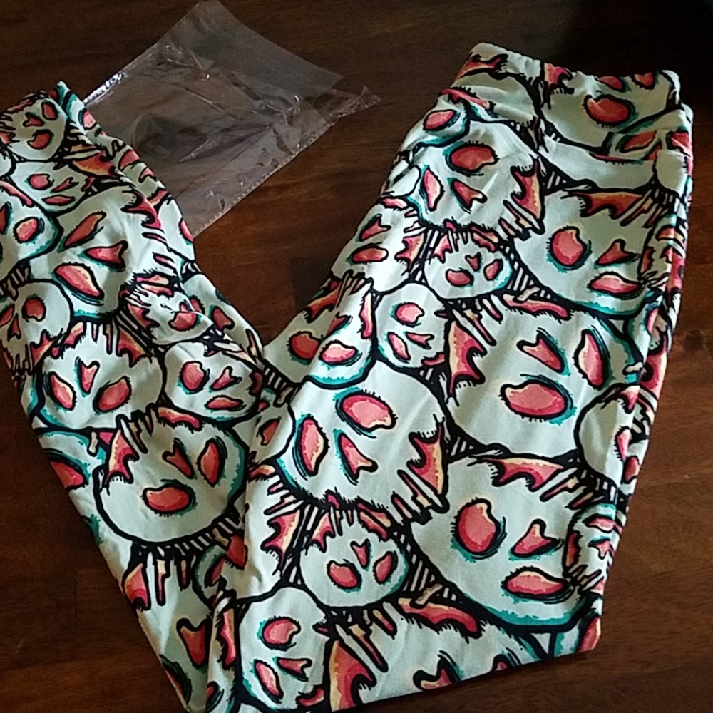 BRAND NEW NO TAG LULAROE OS POISON APPLES LEGGINGS